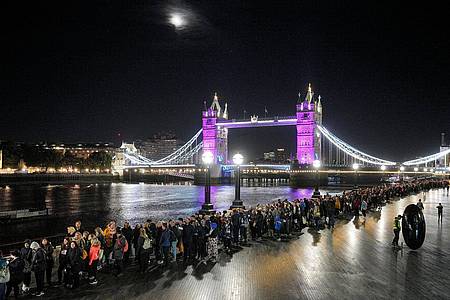 Menschen stehen in London Schlange, um der verstorbenen Königin Elizabeth II. die letzte Ehre zu erweisen.