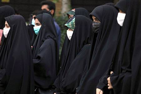 Einige Frauen nehmen an einer Demonstration vor der schwedischen Botschaft in Teheran teil (Symbolbild).