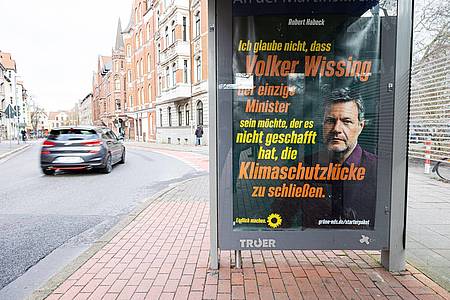 Ein gefälschtes Plakat der Partei Bündnis 90/Die Grünen an einer Bushaltestelle im Stadtteil Linden in Hannover. Wegen der Aktion hat die Partei Strafanzeige gestellt.