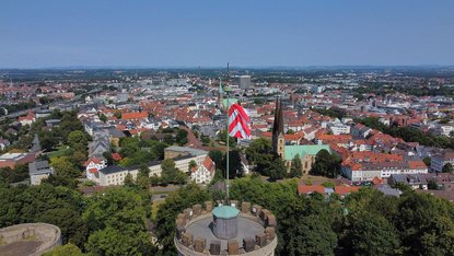 Panoramablick über Bielefeld mit der Fahne der Sparrenburg in der Mitte
