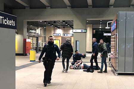 In der U-Bahn-Station im EU-Viertel von Brüssel nimmt die Polizei einen Verdächtigen fest.