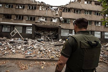 Ein ukrainischer Soldat steht vor einem zerstörten Haus in Mykolajiw. Es ist eine der am meisten angegriffenen Städte des Landes.