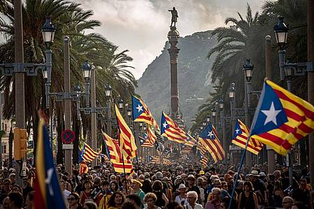 Tausende von Unabhängigkeitsbefürwortern marschieren während des katalanischen Nationalfeiertags durch die Straßen.
