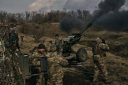 Ukrainische Soldaten feuern eine Panzerhaubitze auf russische Stellungen in der Nähe von Bachmut.