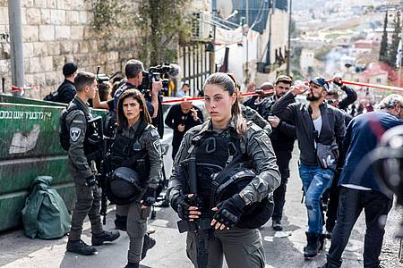 Israelische Polizei sichert den Ort eines erneuten Angriffs, einen Tag nach dem tödlichen Terroranschlag nahe einer Synagoge in Jerusalem.