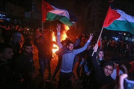 Palästinenser versammelten sich in den Straßen von Gaza-Stadt nach dem Bekanntwerden von Schüssen in der Nähe einer Synagoge im Osten Jerusalems.