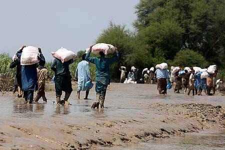 Katastrophen wie die Flut in Pakistan werfen die Menschheit laut einem UN-Bericht zurück.