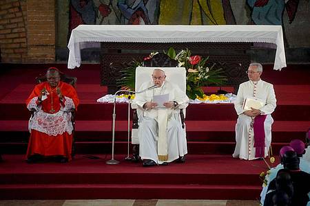 Papst Franziskus (M) hält während eines Treffens mit Priestern, Diakonen, Geweihten und Seminaristen im kongolesischen Kinshasa eine Rede