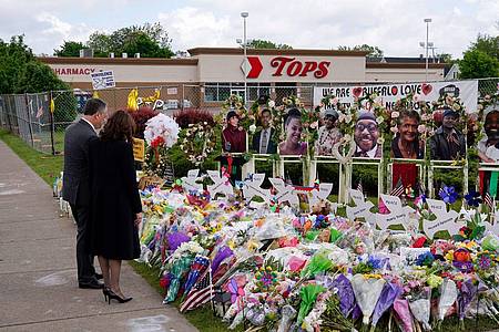 Bilder und Blumen erinnern an die Menschen, die bei einer rassistisch motivierten Attacke getötet wurden.