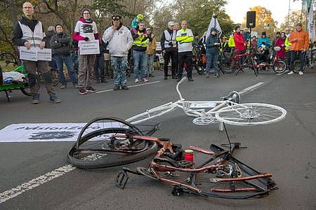 Die Trümmer des Fahrrads der getöteten Frau und ein sogenanntes Geisterrad liegen auf der Bundesallee in Berlin-Wilmersdorf.