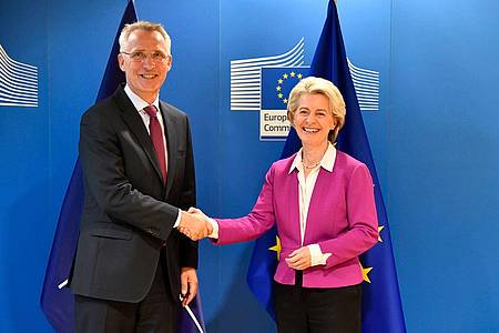 Ursula von der Leyen, Präsidentin der Europäischen Kommission, und Nato-Generalsekretär Jens Stoltenberg vor einem Treffen im Brüsseler EU-Hauptquartier.