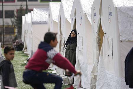 1,5 Millionen Menschen aus der türkischen Erdbebenregion leben derzeit in Zelten - Zehntausende weitere in Containern und Hotels.