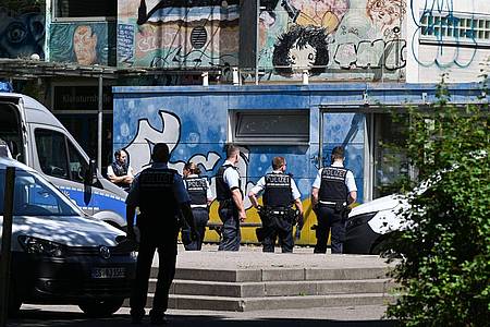 Einsatzkräfte der Polizei sichern vor der Grundschule in Esslingen den Tatort.