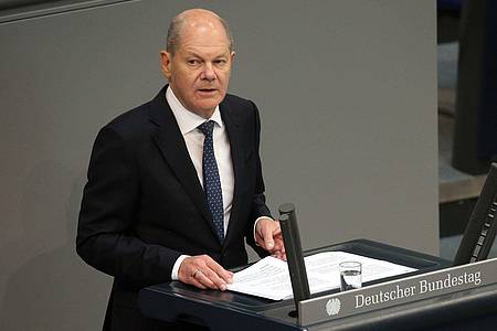 Bundeskanzler Olaf Scholz (SPD) gibt im Deutschen Bundestag eine Regierungserklärung zum bevorstehenden EU-Gipfeltreffen ab.