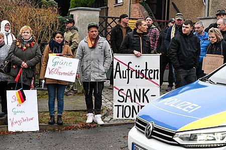 Protest gegen die Politik der Grünen beim Besuch von Annalena Baerbock.