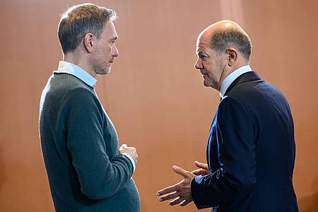 Christian Lindner (l.) und Olaf Scholz zu Beginn einer Kabinettssitzung im Bundeskanzleramt.