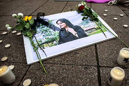 Ein Bild der verstorbenen Iranerin Mahsa Amini, die in der vergangenen Woche im Iran nach ihrer Verhaftung durch die Sittenpolizei gestorben war, ist während einer Solidaritätskundgebung an der Marktkirche in Essen zu sehen.