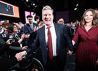 Nach seiner Rede auf dem Labour-Parteitag verlässt Parteivorsitzender Keir Starmer mit seiner Frau Victoria die Bühne.