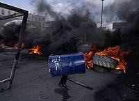 Palästinensische Demonstranten blockieren nach dem Einsatz des israelischen Armee in Jericho eine Straße mit brennenden Reifen.