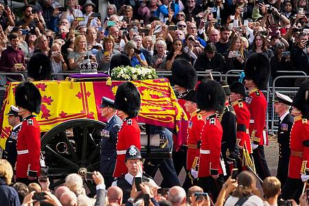 Tausende von Menschen säumen die Straßen, als der Sarg von Königin Elizabeth II. den Buckingham Palace verlässt.