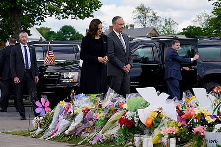 Kamala Harris und ihr Ehemann Doug Emhoff besuchen eine Gedenkstätte in der Nähe des Ortes, an dem eine rassistisch motivierte Attacke auf einen Supermarkt von Buffalo stattfand.