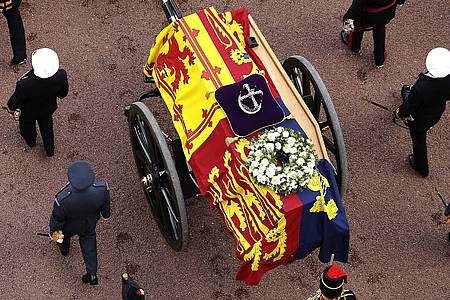 Der in die königliche Standarte gehüllte Sarg von Königin Elizabeth II. mit der kaiserlichen Staatskrone wird auf einer von Pferden gezogenen Lafette getragen.