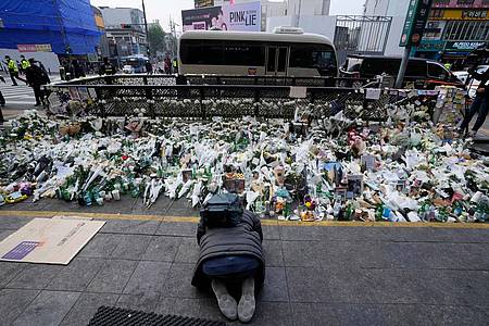 Ein Mann verneigt sich zum Gedenken an die Opfer einer tödlichen Massenpanik nach den Halloween-Feierlichkeiten in Seoul.