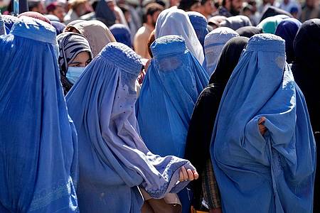 Seit die Taliban die Herrschaft übernommen haben, sind die Rechte von Frauen und Mädchen in Afghanistan stark eingeschränkt worden.