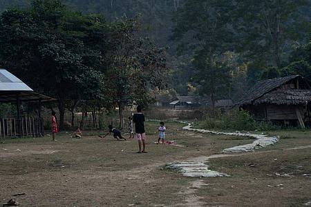 Vertriebene Kinder spielen in dem Camp.