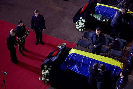 Präsident Selenskyj nimmt Abschied von seinem verstorbenen Innenminister Monastyrskyj.