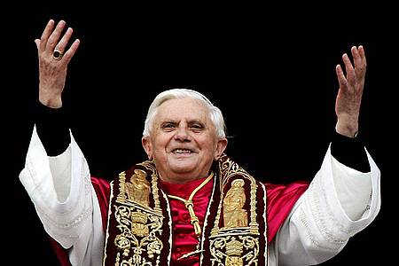 Der damals neu gewählte Papst Benedikt XVI., zuvor Joseph Kardinal Ratzinger, grüßt am 19.04.2005 die Menschen auf dem Petersplatz in Rom.