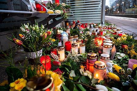 In Gedenken: Kerzen und Blumen in einem Wartehäuschen im Bahnhof Brokstedt.