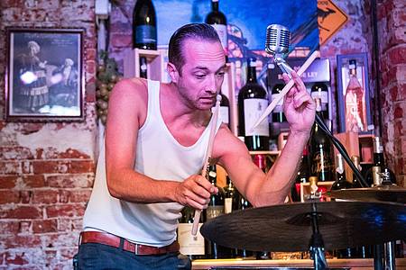 Bastian Gregor, Schlagzeuger, hat die Kunst perfektioniert, Drumsticks um die eigenen Finger zu wirbeln.