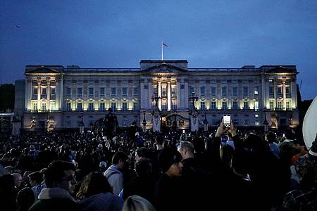 Trauernde versammeln sich vor dem Buckingham Palast, nachdem der Tod der britischen Königin Elizabeth II. bekannt gegeben wurde.
