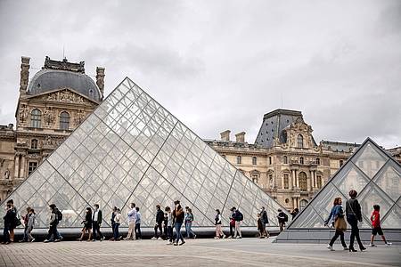 Im Louvre in Paris geht das Licht am Abend früher aus als gewohnt.