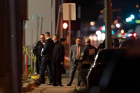 Ermittler versammeln sich am Tatort. Am Rande einer Feier zum chinesischen Neujahrsfest sind im Großraum Los Angeles mindestens neun Menschen erschossen worden.