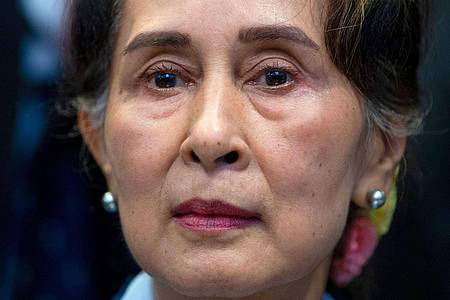 Ein von der Militärjunta kontrolliertes Gericht in Myanmar hat die entmachtete Regierungschefin Aung San Suu Kyi zu weiteren drei Jahren Haft verurteilt.