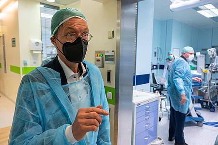 Gesundheitsminister Karl Lauterbach (SPD) steht bei einem Besuch im Hadassah Krankenhaus in Jerusalem mit Schutzkleidung in einem Operationstrakt.
