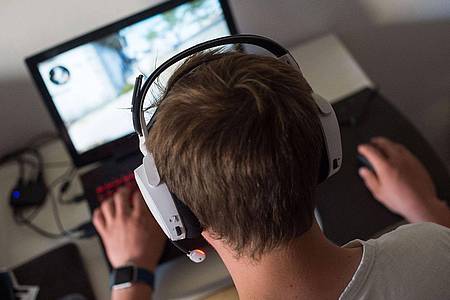 Ein junger Mann spielt ein Online-Computerspiel.