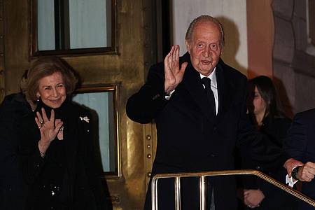 Die ehemalige Königin Sofia von Spanien und Ex-König Juan Carlos verlassen ein Restaurant in Athen.