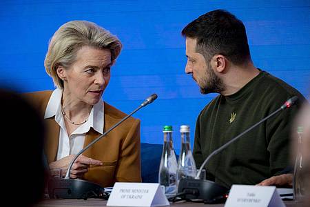 Wolodymyr Selenskyj und Ursula von der Leyen sprechen beim EU-Ukraine-Gipfel unter anderem über die Aufnahme der Ukraine in die EU.