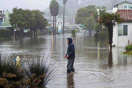 Überschwemmte Straße im kalifornischen Aptos: Seit Ende Dezember wird der bevölkerungsreichste Bundesstaat der USA von heftigem Regen, starken Winden und Überschwemmungen heimgesucht.