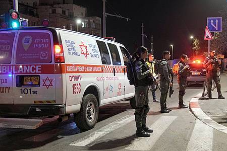 Israelische Grenzpolizisten sichern den Tatort in der Nähe einer Synagoge.