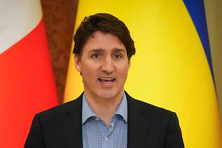 Justin Trudeau hat nach einer Gesangseinlage während seines Besuchs in Großbritannien zum Tod der Queen Kontroversen ausgelöst.