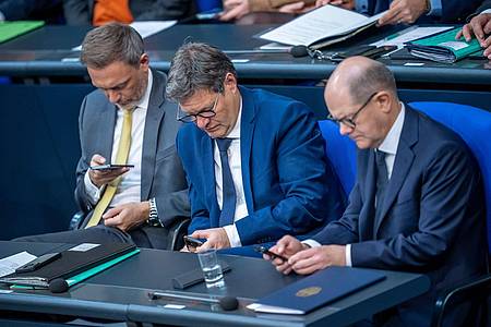 Bundesfinanzminister Christian Lindner (FDP, l-r), Bundeswirtschaftsminister Robert Habeck (Grüne) und Bundeskanzler Olaf Scholz (SPD) - die Stimmung in der Ampel-Koalition ist gereizt wie lange nicht mehr.