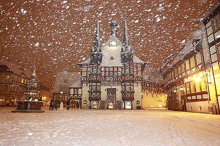 Flockenwirbel auf dem Marktplatz in Wernigerode. Starker Schneefall hat am Abend im Harz für winterliche Verhältnisse gesorgt.