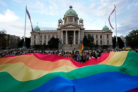 Eine große Regenbogenfahne beleitet am 18.09.2021 die jährliche Europride-Parade in Belgrad.