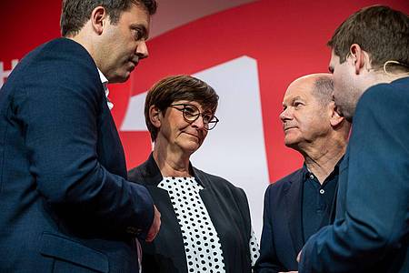 SPD-Chef Lars Klingbeil (l), Co-Chefin Saskia Esken, Bundeskanzler Olaf Scholz (2.v.r.) und Generalsekretär Kevin Kühnert.