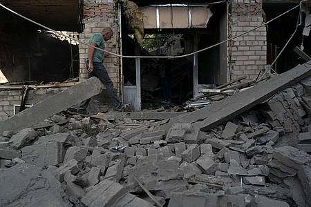 Ein Mann geht über die Trümmer eines Krankenhauses, das nach einem russischen Angriff schwer beschädigt wurde.