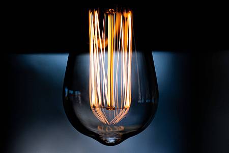 Strom sorgt für Licht in dunklen Räumen.